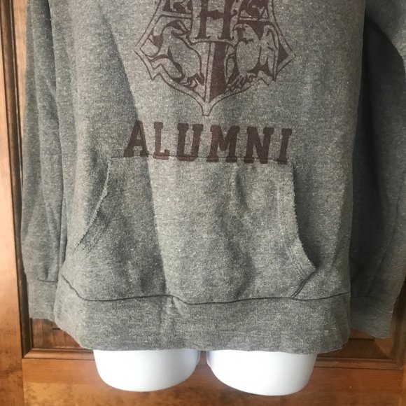 Alternative Earth Hogwarts Alumni w/School Crest Gray V-Neck Sweatshirt Large - Picture 7 of 12